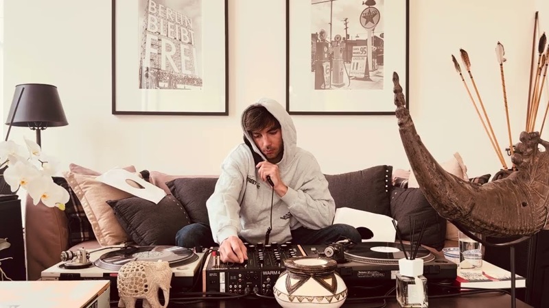 Mix deep house au vinyle, filmé par DJ Marco