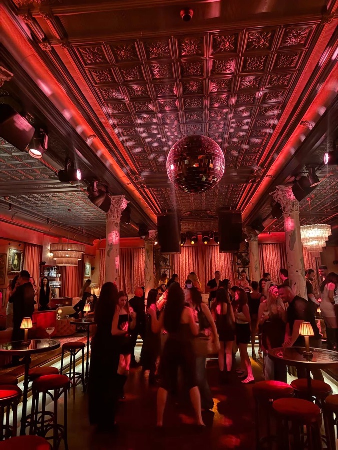 Bar de nuit aux étagères illuminées